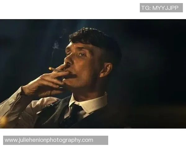 足球明星背后的真实与虚幻：一场对荣耀与质疑的深度探讨