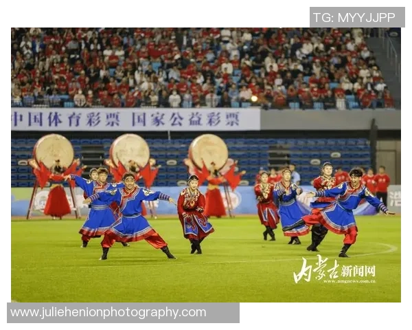 退役足球明星重返赛场再展风采激情对决引发球迷热潮